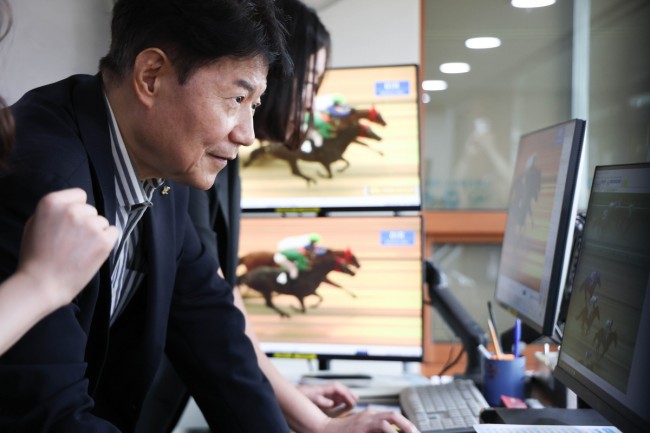 한국마사회 우희종 회장, 경마시행 전 과정 직접 체험…현장 소통 행보 강화